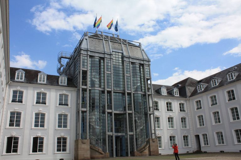 Regenbogenfahnen wehen wieder auf dem Saarbrücker Schloss